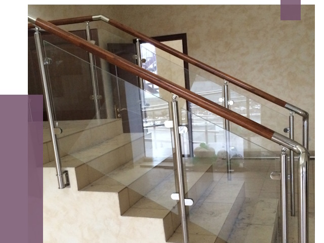 Комбинированные перила из металла и дерева в Гае