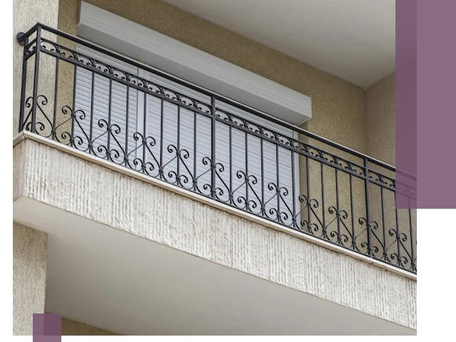 Балконные ограждения из металла и стекла в Гае для домов