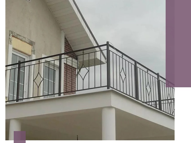 Изготовление балконных ограждений в Гае из металла и стекла